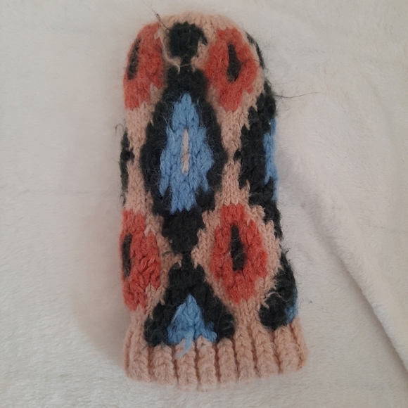 Wool blend multi-color fuzzy knit geometric pattern winter mittens - Picture 4 of 10